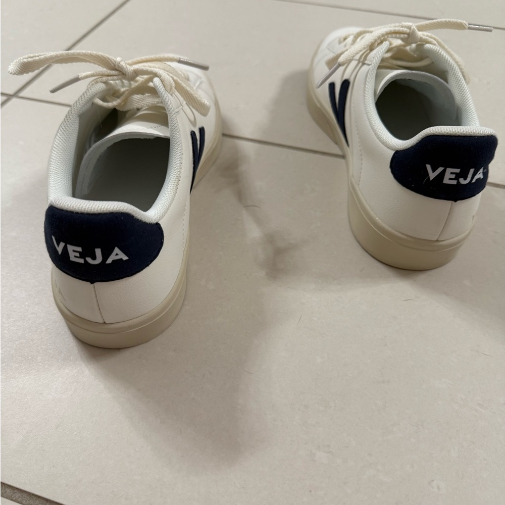 VEJA Campo Leather Sneakers — White/Navy — EU 40 (Fits US Women’s 9) Worn Once - Picture 7 of 11